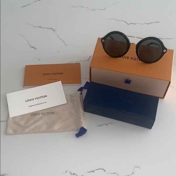 Louis Vuitton Accessories - LOUIS VUITTON ROUND SUNGLASSES 🕶